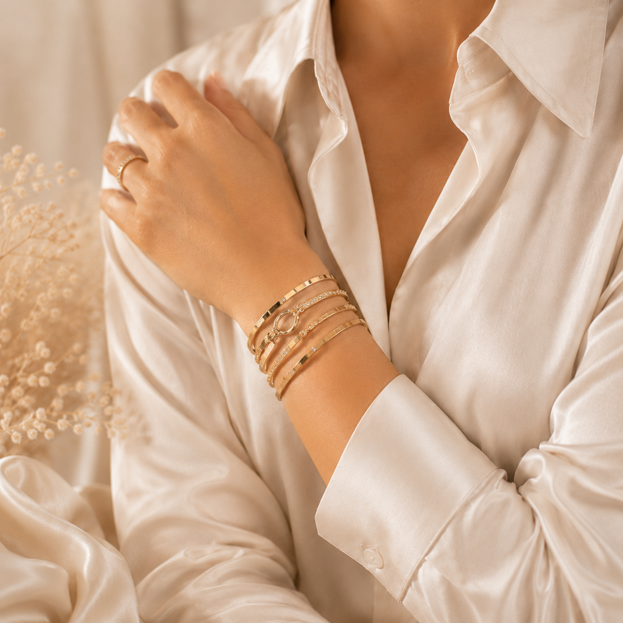 Bracelet élégant AMORYA JEWELS en finition dorée sur fond satiné ivoire