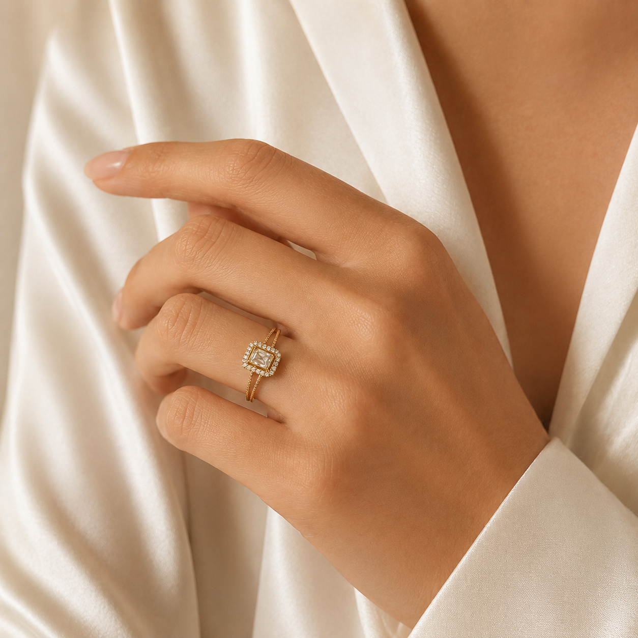 Bague élégante AMORYA JEWELS en finition dorée sur fond satiné ivoire