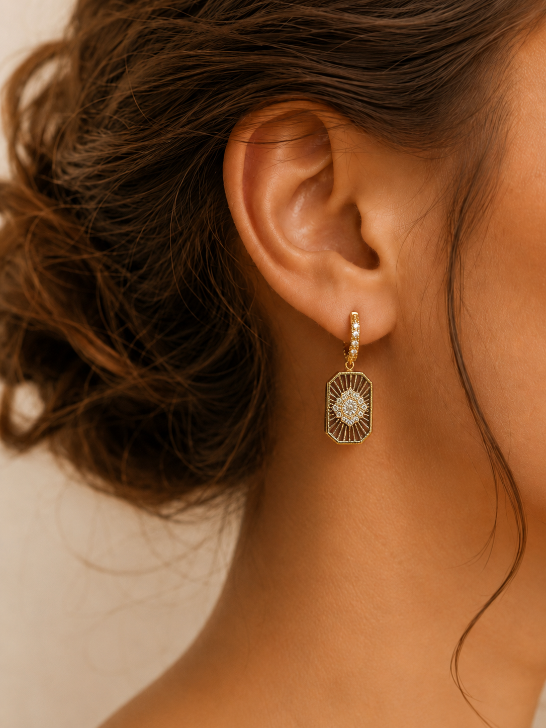 Boucles d'oreilles élégantes AMORYA JEWELS en finition dorée sur fond satiné ivoire