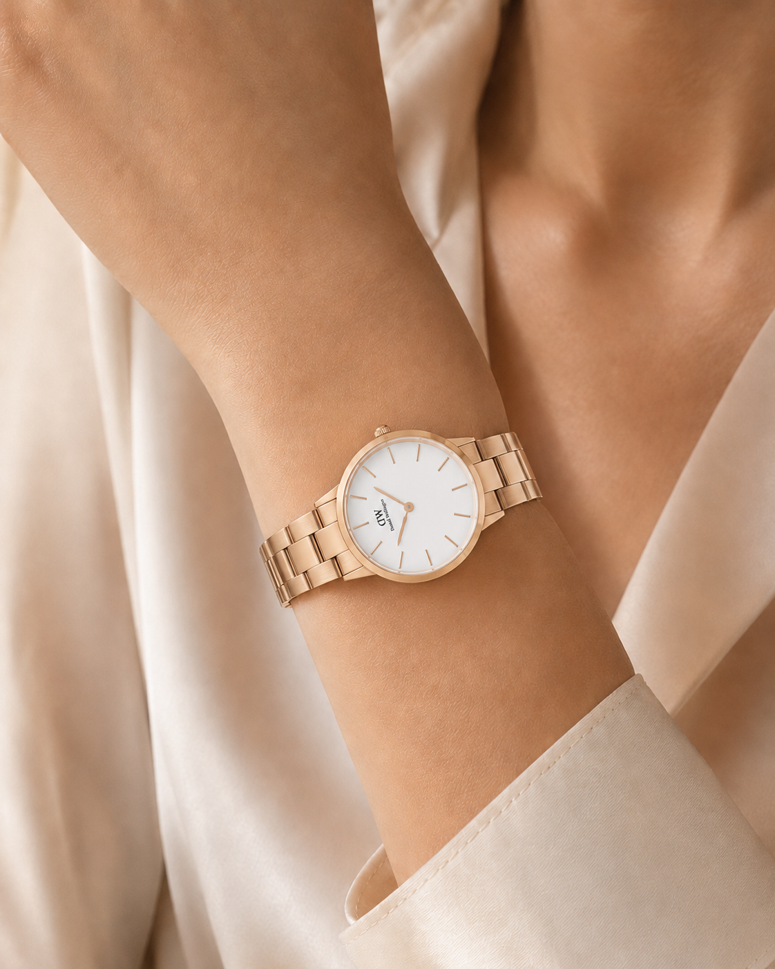 Montre élégante AMORYA JEWELS en finition dorée sur fond satiné ivoire
